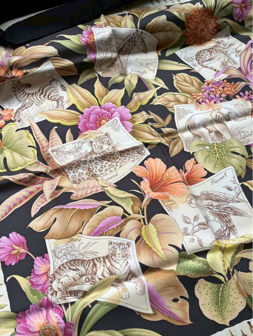 【新品未使用】Salvatore Ferragamo アニマル柄　シルクスカーフ