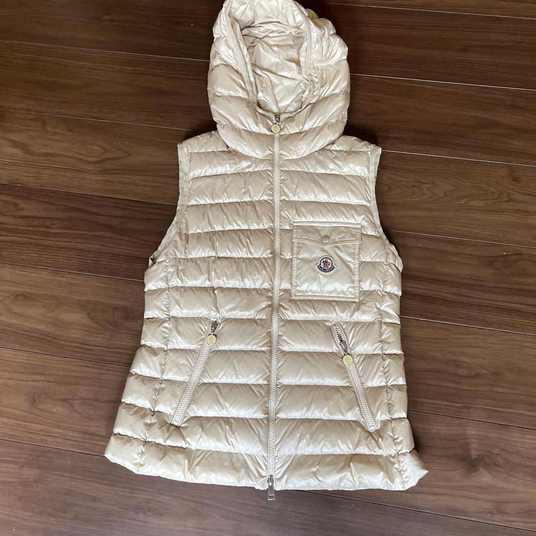 Moncler フード付きダウンベスト アイボリー