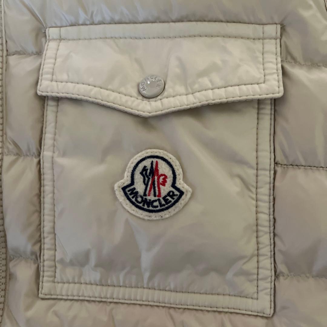 Moncler フード付きダウンベスト アイボリー