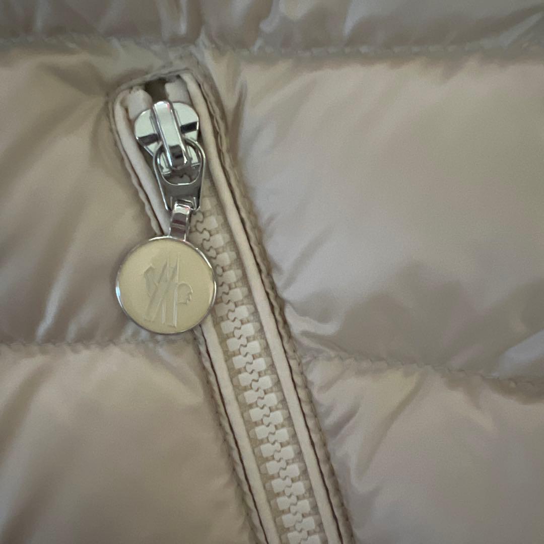 Moncler フード付きダウンベスト アイボリー