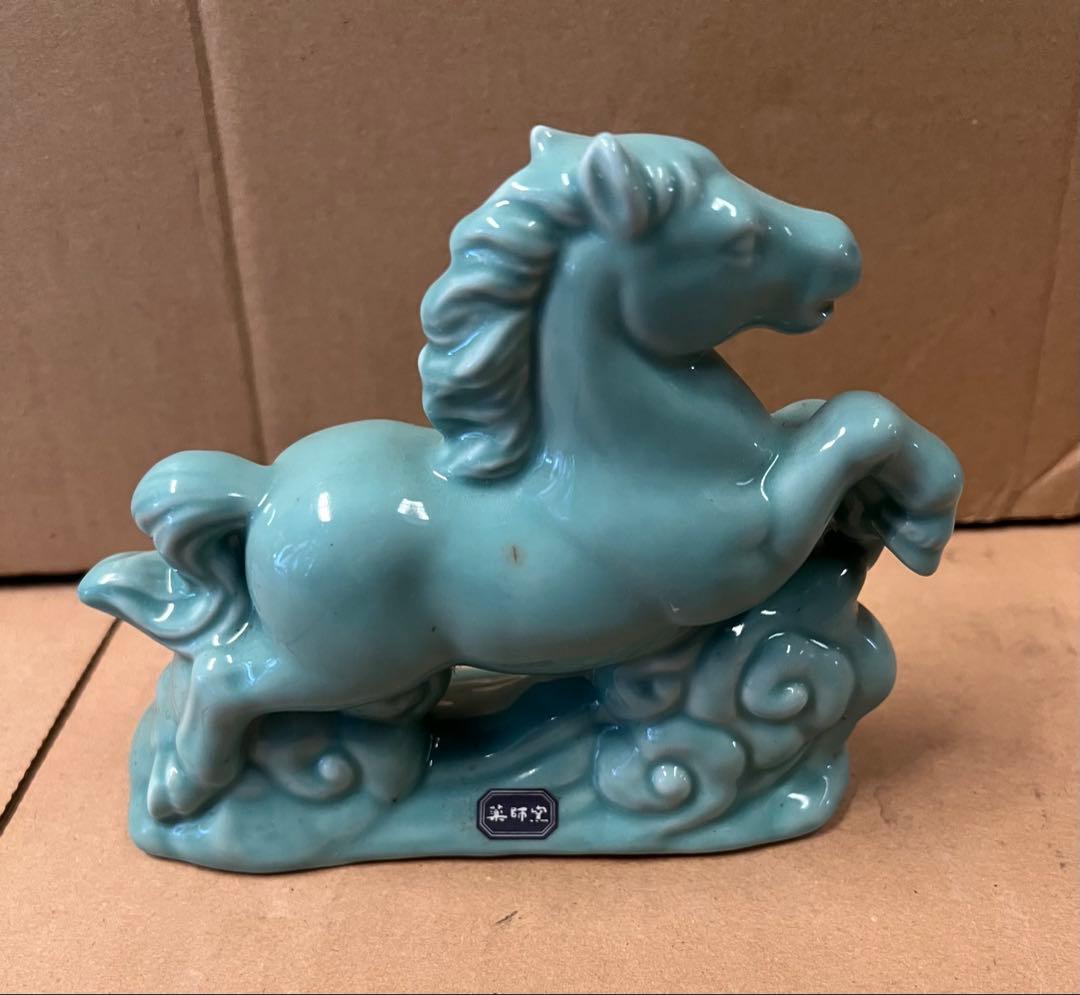 青緑色の陶器製馬の置物