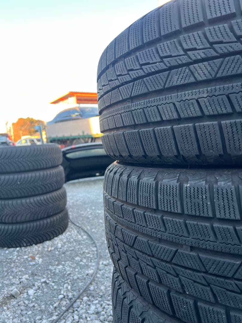 海外産スタッドレスタイヤ　225/50r17 22年製　バリ山