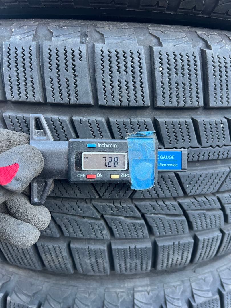 海外産スタッドレスタイヤ　225/50r17 22年製　バリ山