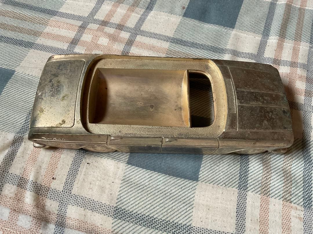 トヨタ・クラウン金属製灰皿／関東自動車工業株式会社製造（トヨタグループ傘下）。