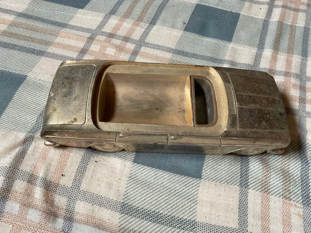 トヨタ・クラウン金属製灰皿／関東自動車工業株式会社製造（トヨタグループ傘下）。