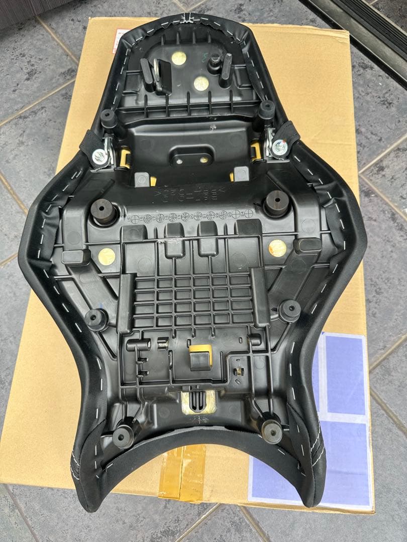 YAMAHA MT10 2017- コンフォートシート アクスルシャフト