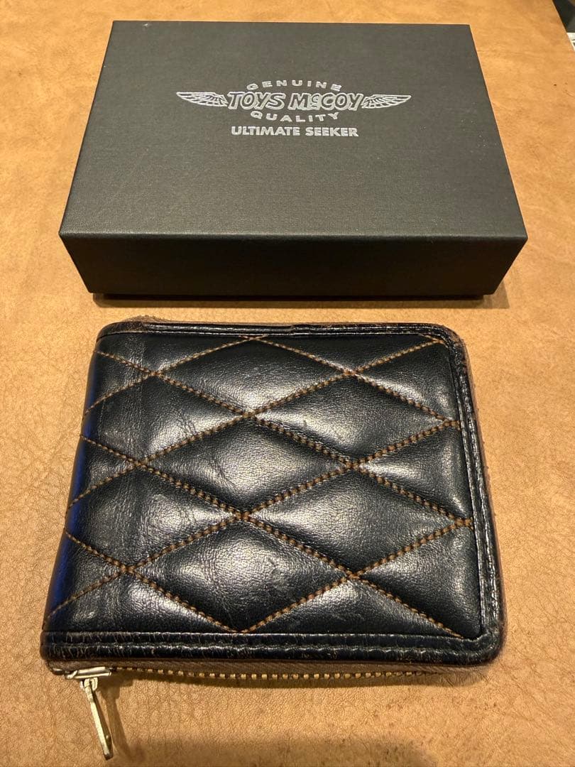 【つくポン】TOYS McCOY TMA1611 ブラック二つ折り財布