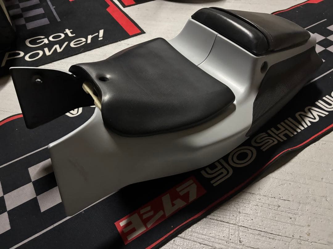 送料込 SUZUKI GSX-R400R GK76A リアカウル スズキ