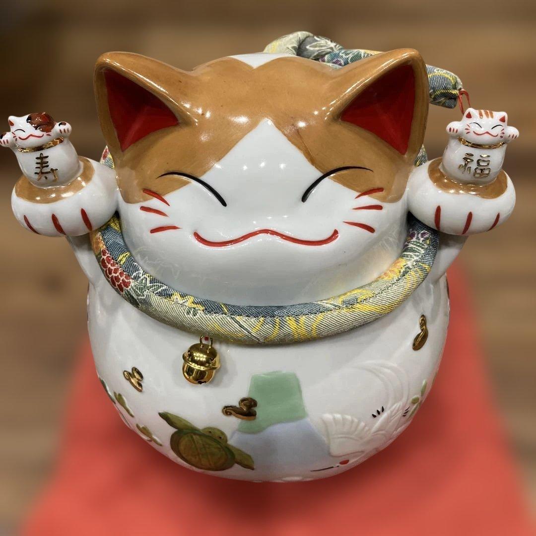 猫舎道楽堂本舗　招き猫　貯金箱　縁起物　置物　座布団付き　高さ約20cm弱