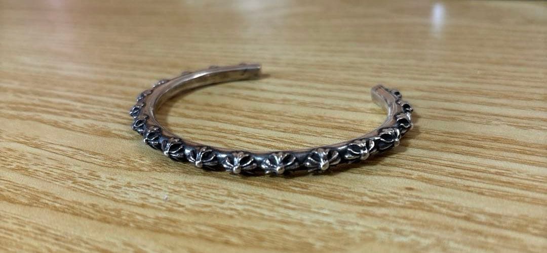 フラワーモチーフ　シルバーバングル　クロム風