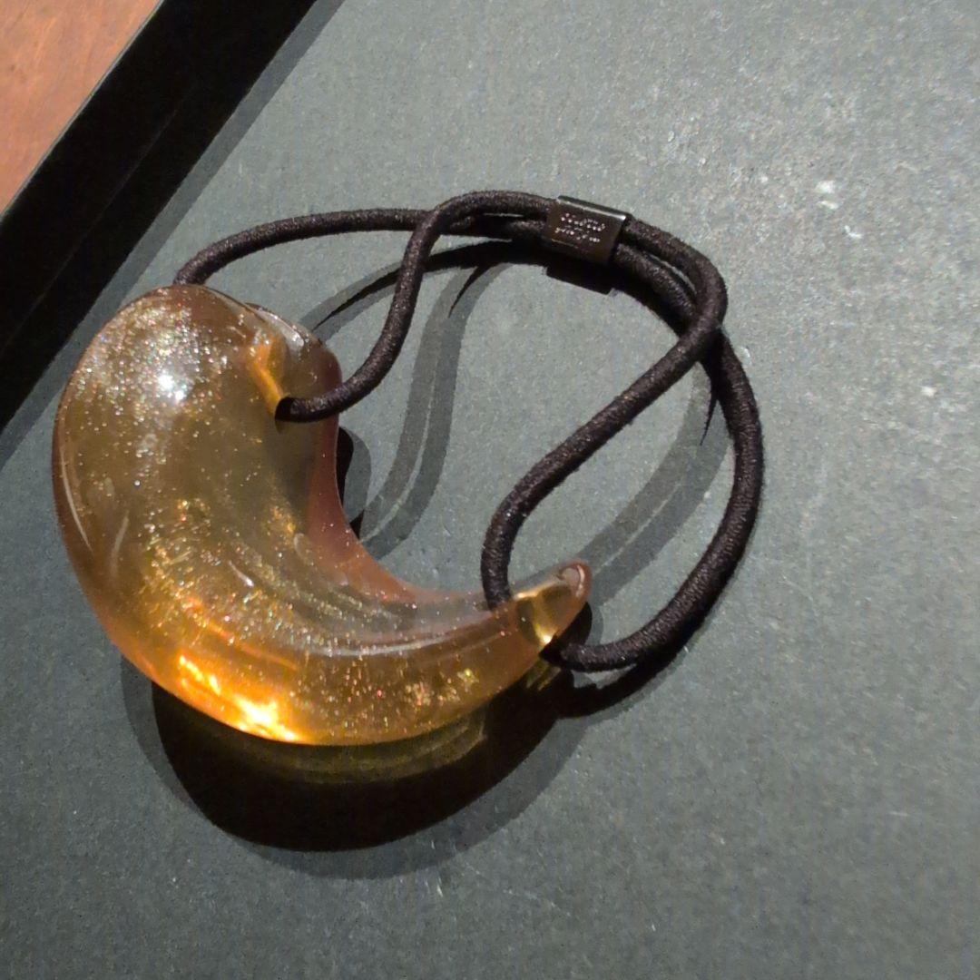 コレットマルーフ　アクリルポニー大　ラメがチラチラ輝く琥珀色