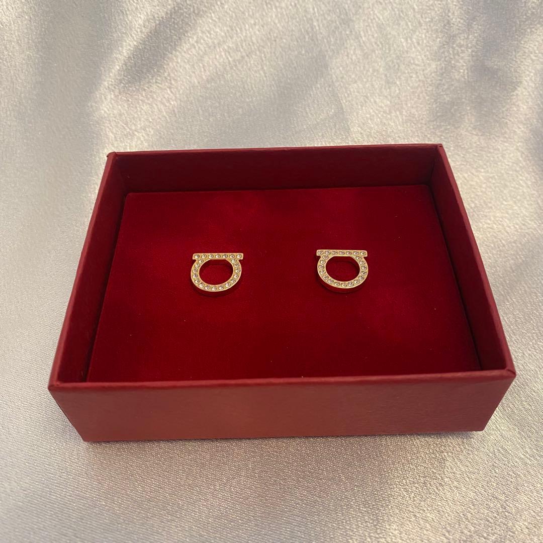新品未使用 Salvatore Ferragamo モチーフピアス ショッパー付