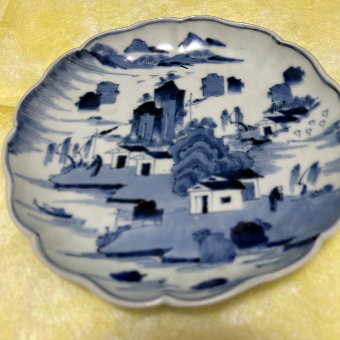 青と白の風景画 波型皿