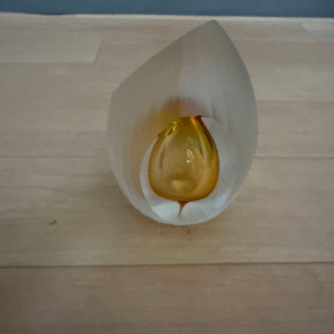 ガラス製卵型置物 金色の滴デザイン（ペーパーウェイト）