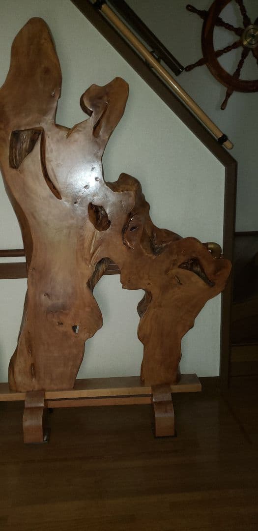 一枚板　自然な木の形状の置物　スタンド付き