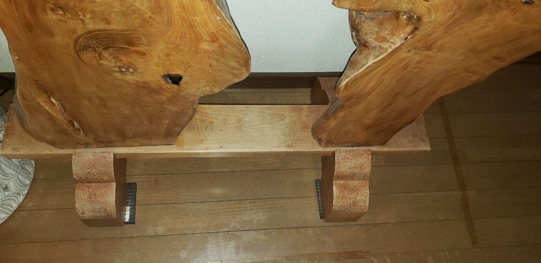 一枚板　自然な木の形状の置物　スタンド付き