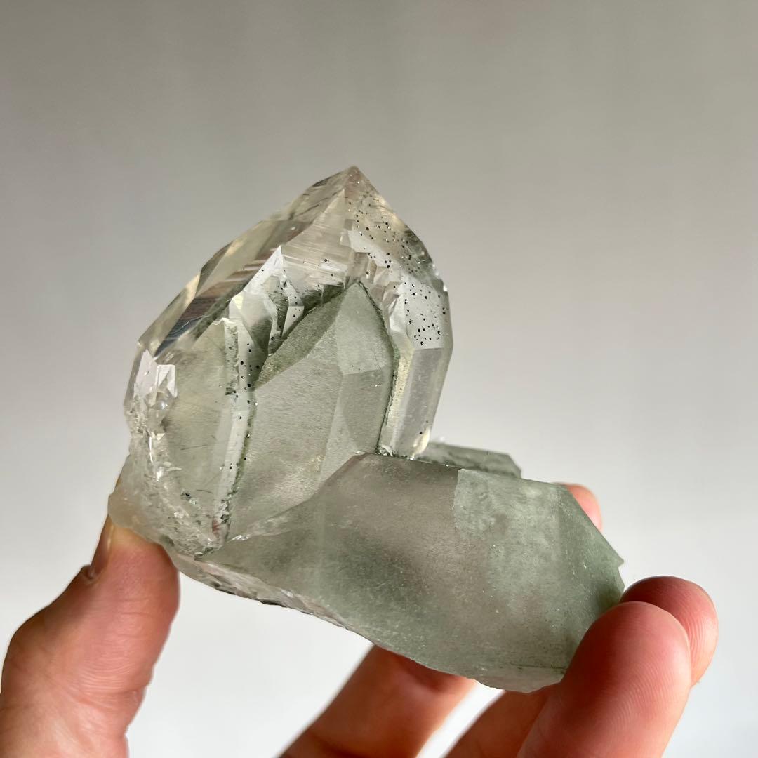 高品質　マニハール産　グリーンファントム付クリスタル　　ヒマラヤ水晶