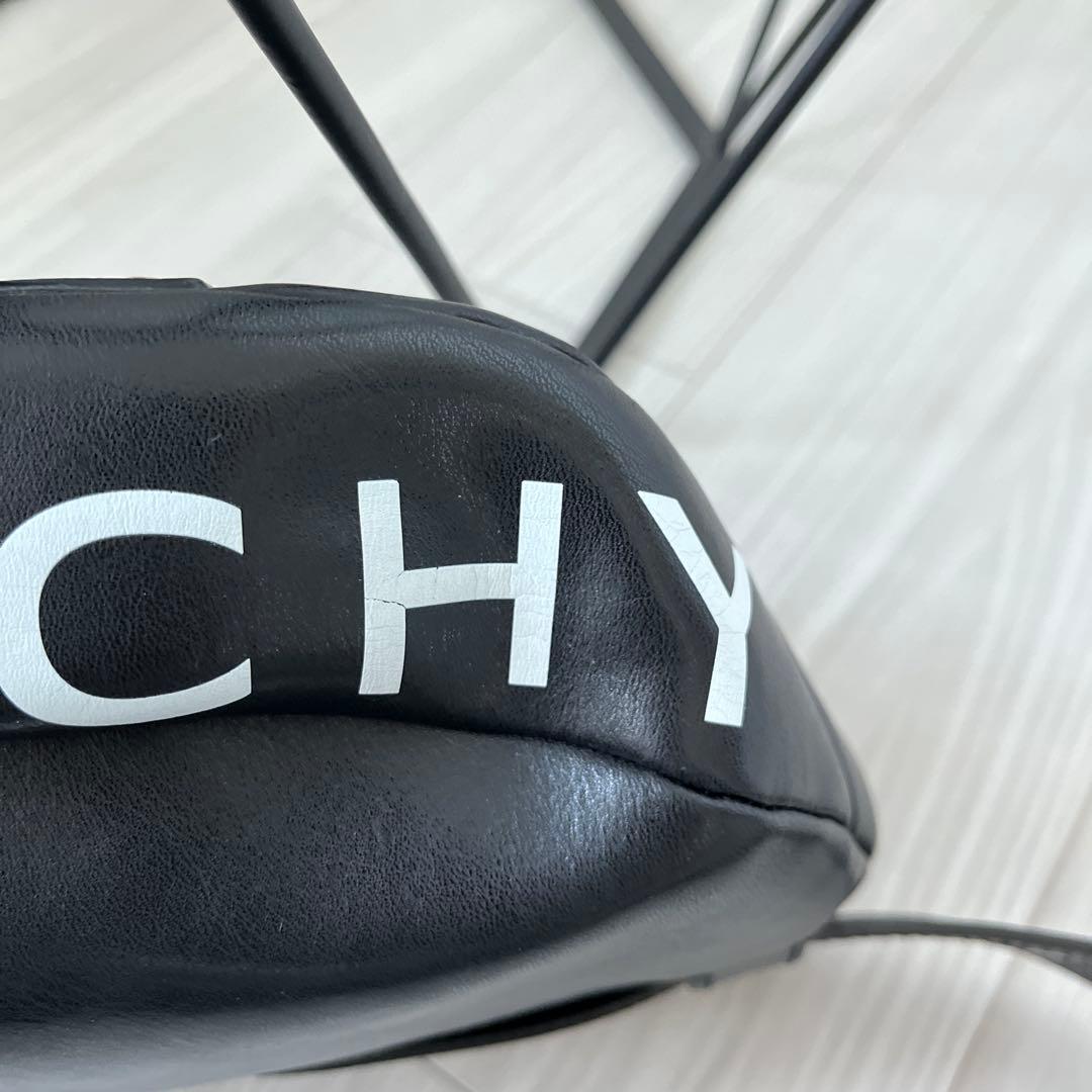 ジバンシィ カーフレザー ボディバッグ【美品】