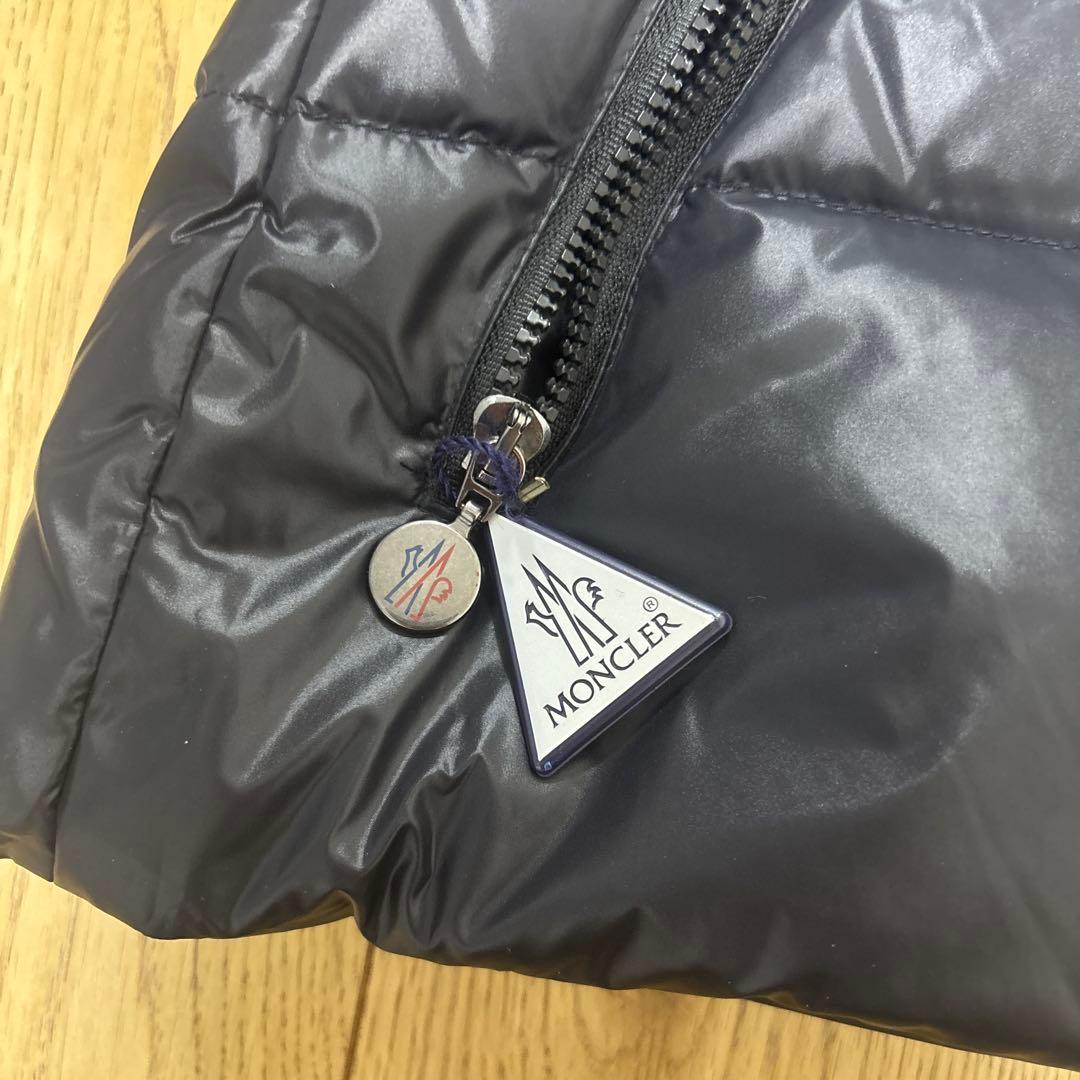 ぴっぴ MONCLER ブラックダウンジャケット フード付き