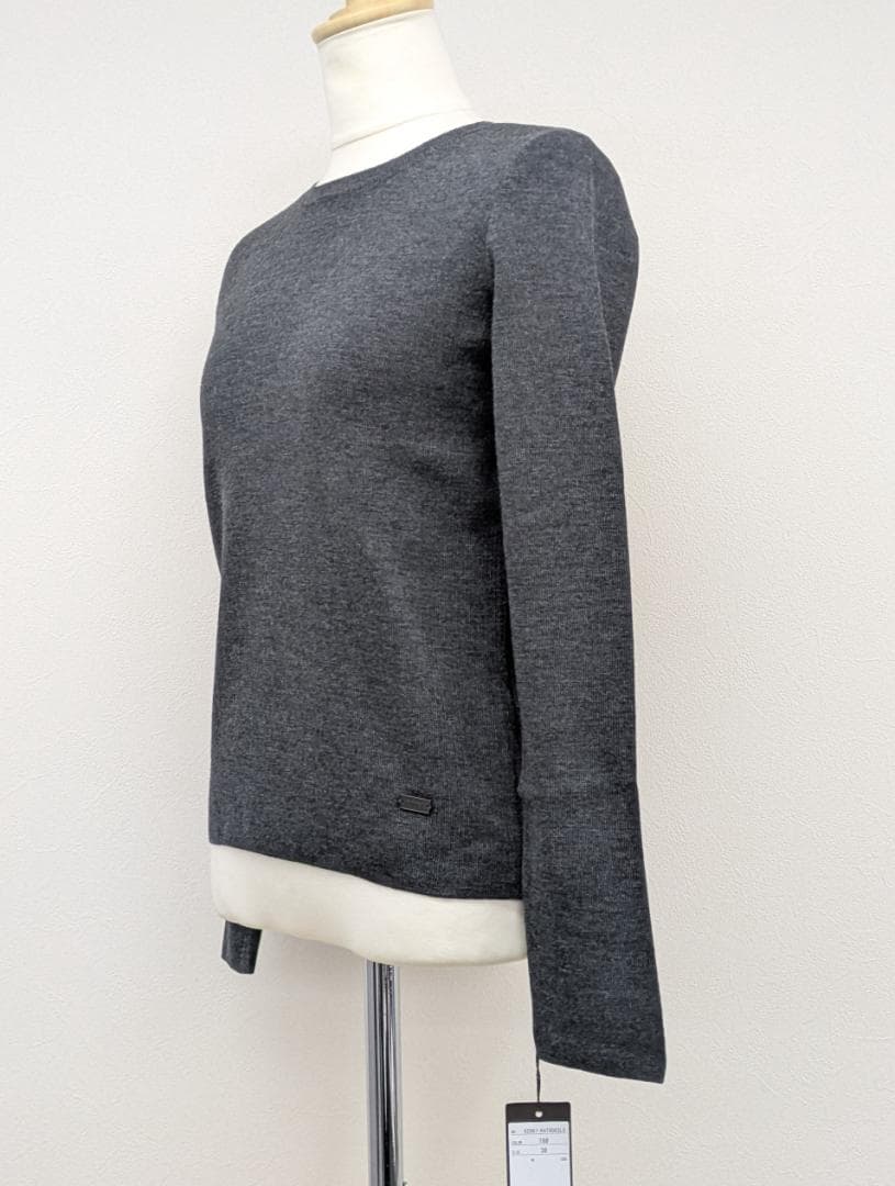 FOXEY　ロゴプレート付ニット「DAY TIME」、タグ付き未使用品です。