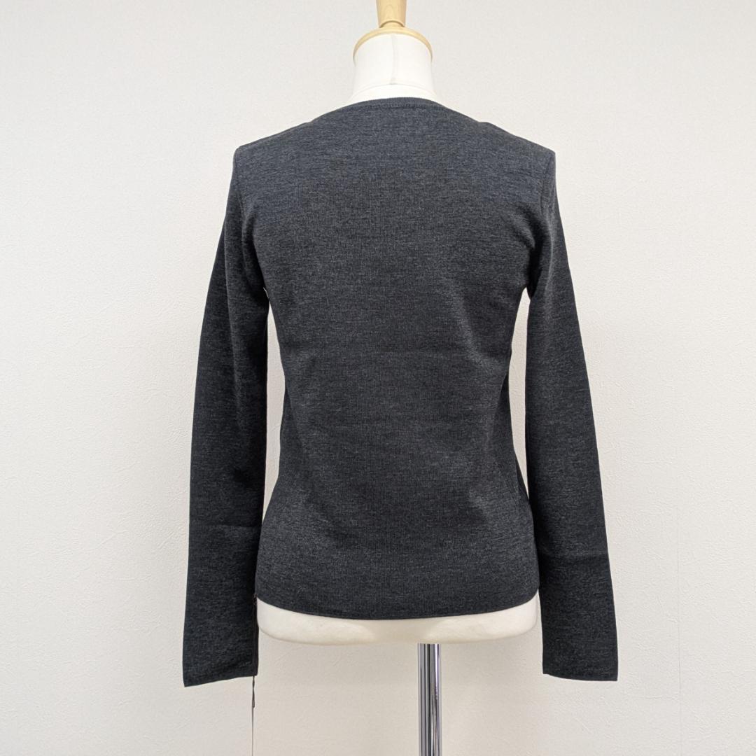 FOXEY　ロゴプレート付ニット「DAY TIME」、タグ付き未使用品です。