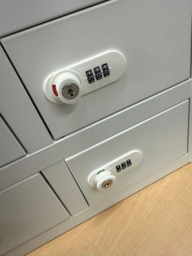 ホワイトキャッシュボックス 2列4段 ダイヤル式・鍵式8人用 壁固定型 保管用
