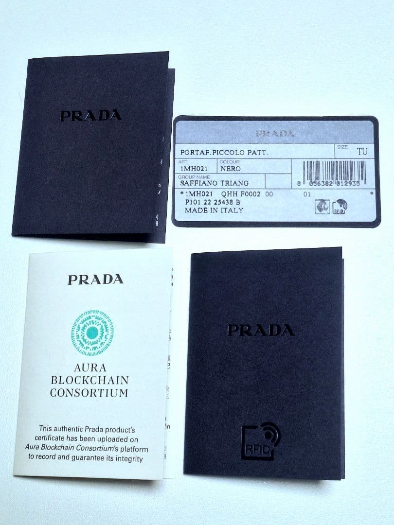 【極美品】PRADA 三つ折り財布 三角ロゴ サフィアーノ+ネックレス2点