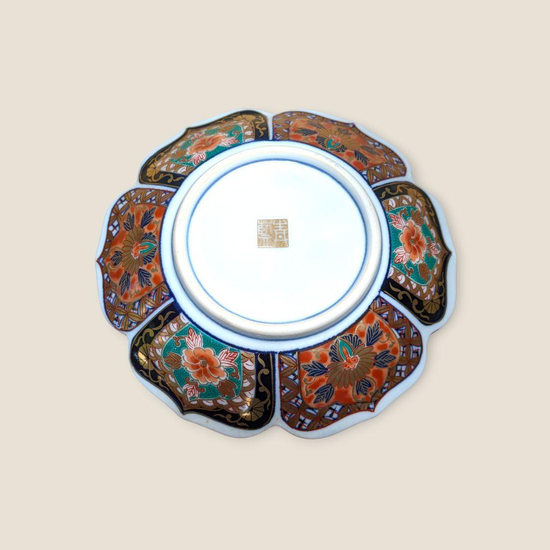 食卓に幸運を呼ぶ月の兎。金彩と波兎が美しい有田焼の小皿セット。