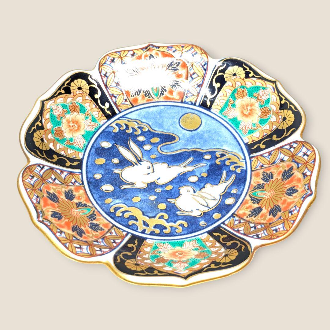 食卓に幸運を呼ぶ月の兎。金彩と波兎が美しい有田焼の小皿セット。