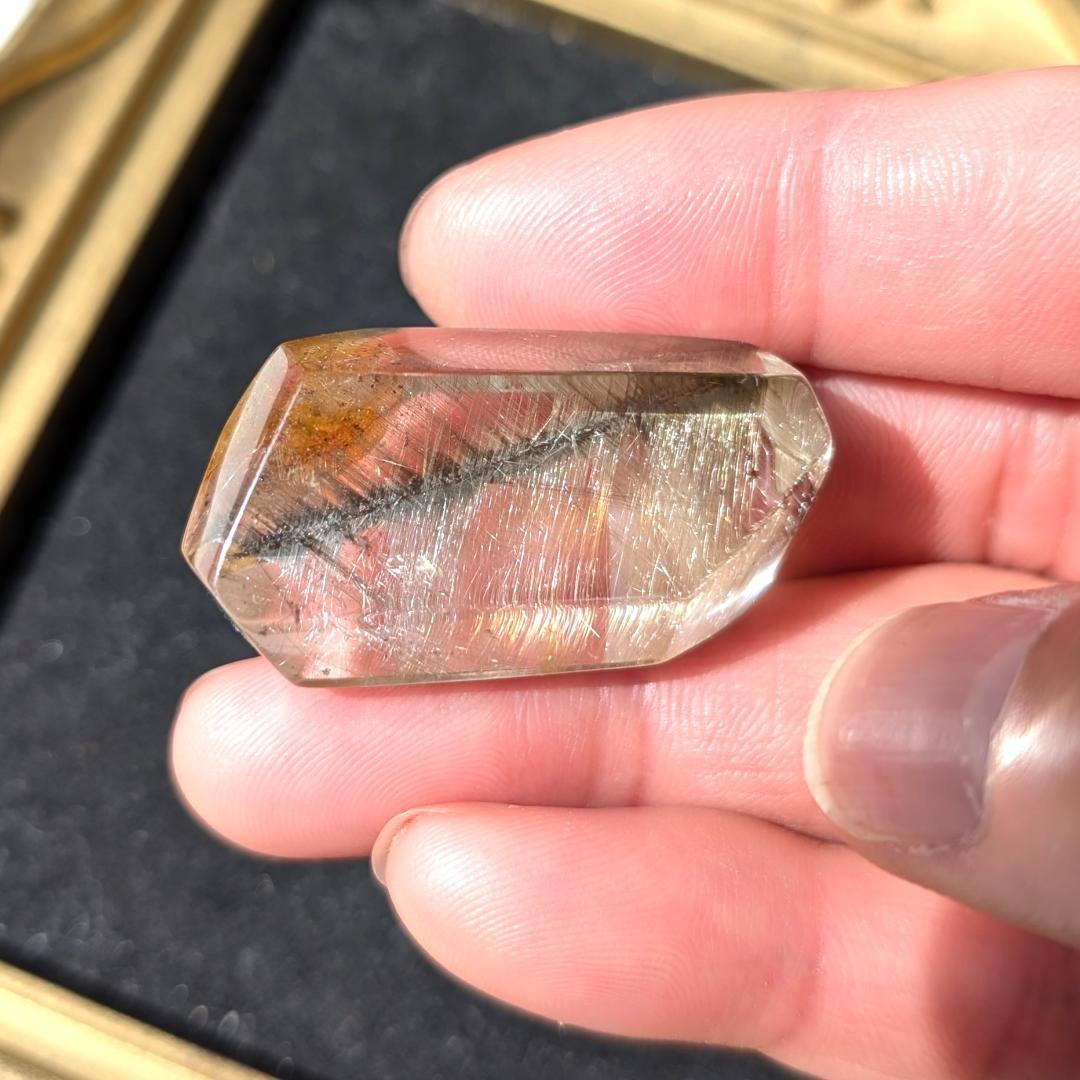 プラチナルチル 六角形カット オーロラ入ブルッカイト 奇跡の結晶 経営者のお守り