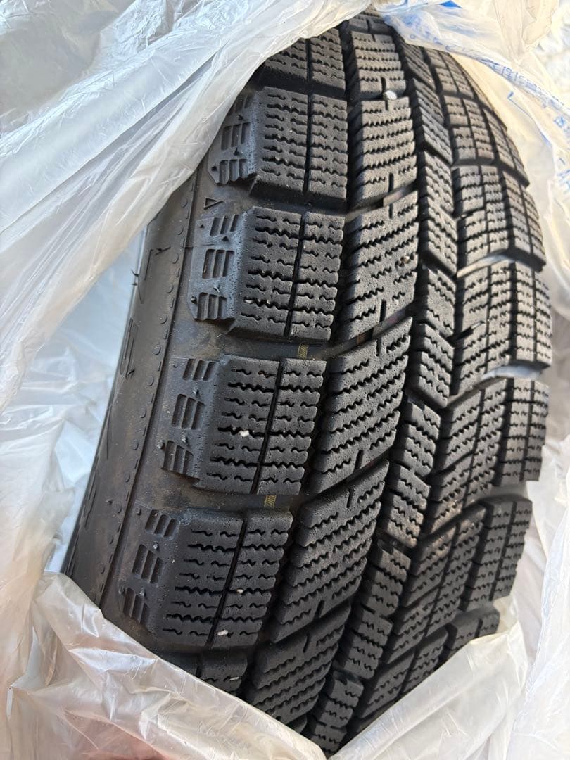 アクア　175/65R15 スタッドレスタイヤ バリ溝　21年製