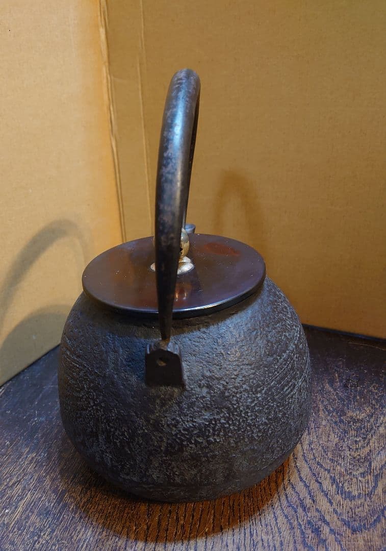 『雲色堂鉄瓶 刷毛目岩肌宝珠型／銅蓋』横最大17.5cm 奥行15 高さ22cm