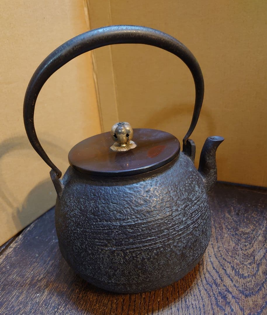 『雲色堂鉄瓶 刷毛目岩肌宝珠型／銅蓋』横最大17.5cm 奥行15 高さ22cm