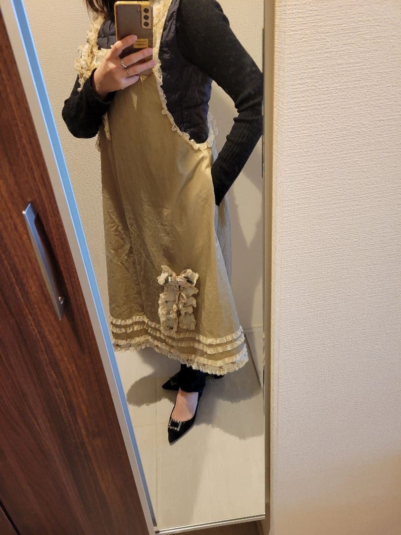 さえら　フリル　ベージュ　エプロン