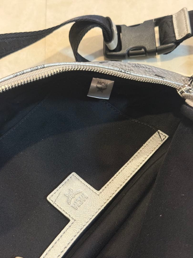 MCM ボディバッグ　シルバー