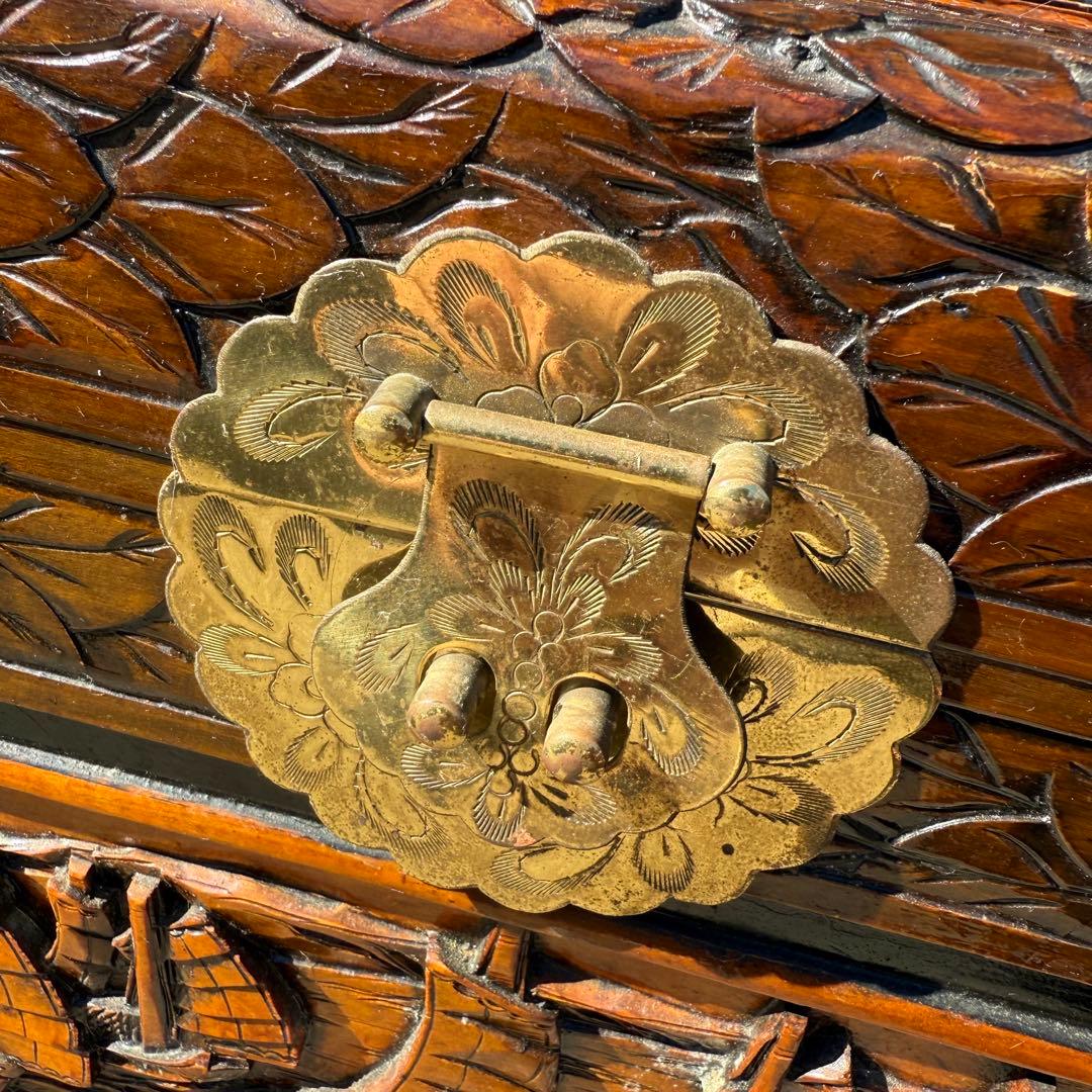 衣装箱　彫刻家具　木製 木彫り　手彫り　収納ボックス　アンティーク家具　ねこ脚