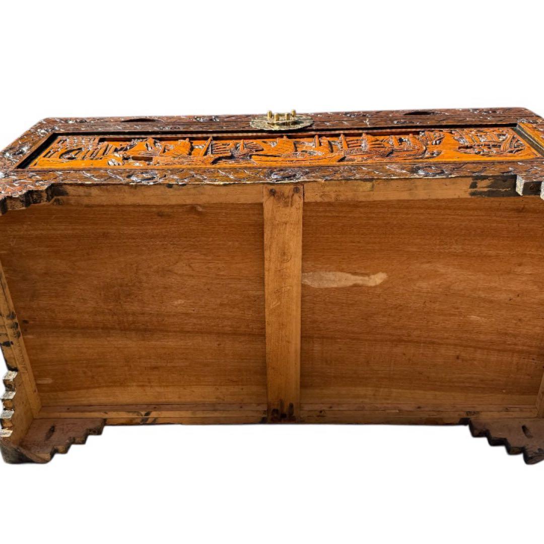 衣装箱　彫刻家具　木製 木彫り　手彫り　収納ボックス　アンティーク家具　ねこ脚