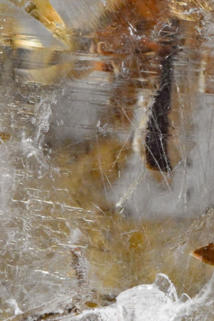 ガネーシュヒマール ヒンドゥン産 バイオタイト 角閃石 インクォーツ