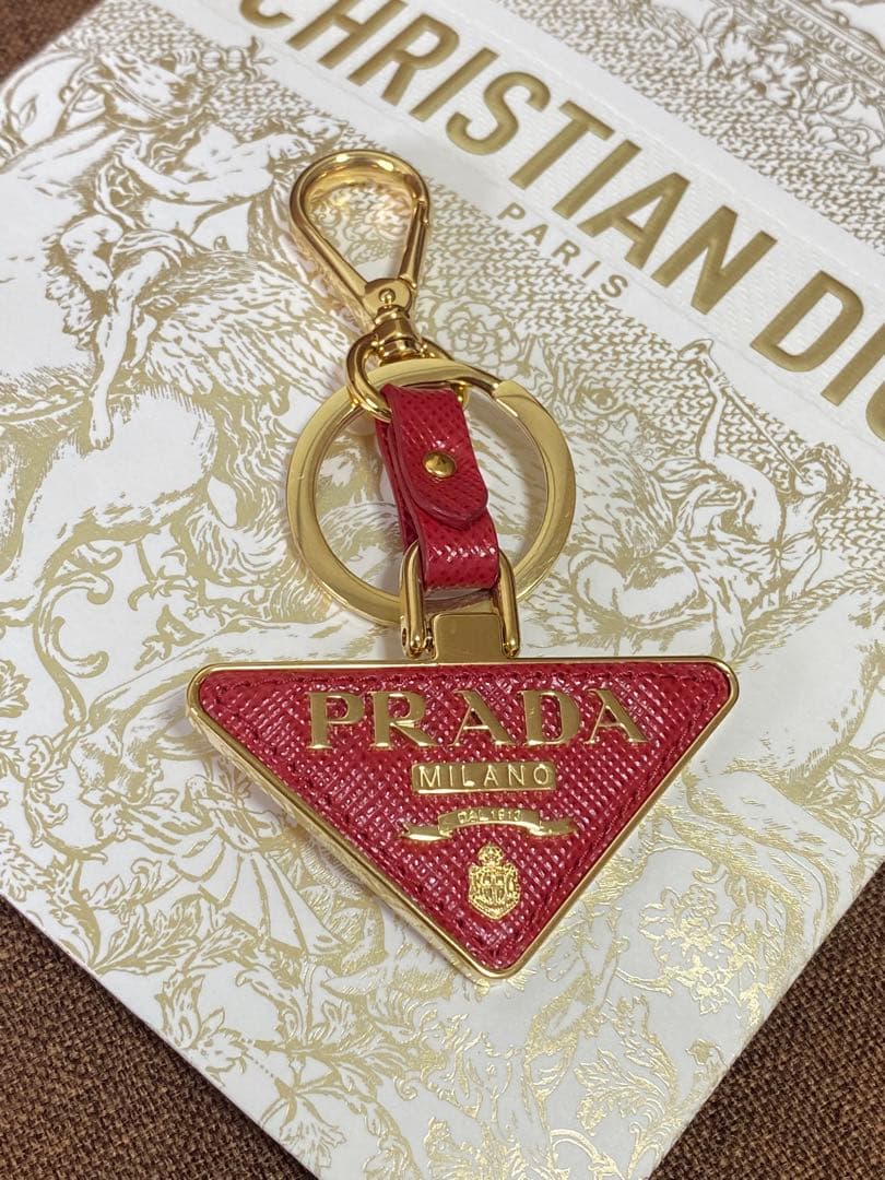 PRADA サフィアーノレザーとメタルのキーホルダー　レッド