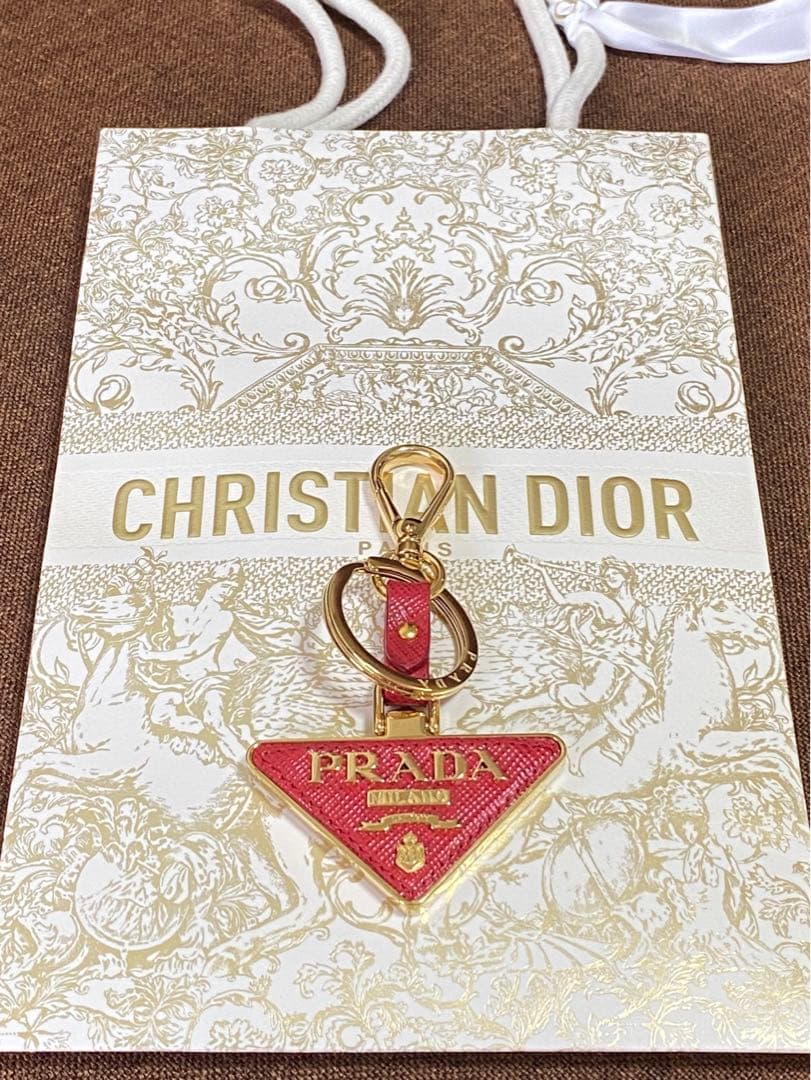 PRADA サフィアーノレザーとメタルのキーホルダー　レッド