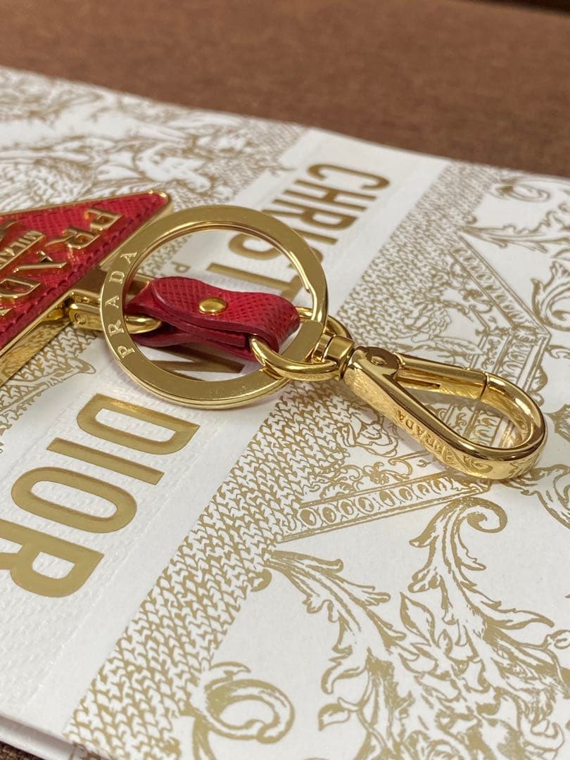 PRADA サフィアーノレザーとメタルのキーホルダー　レッド