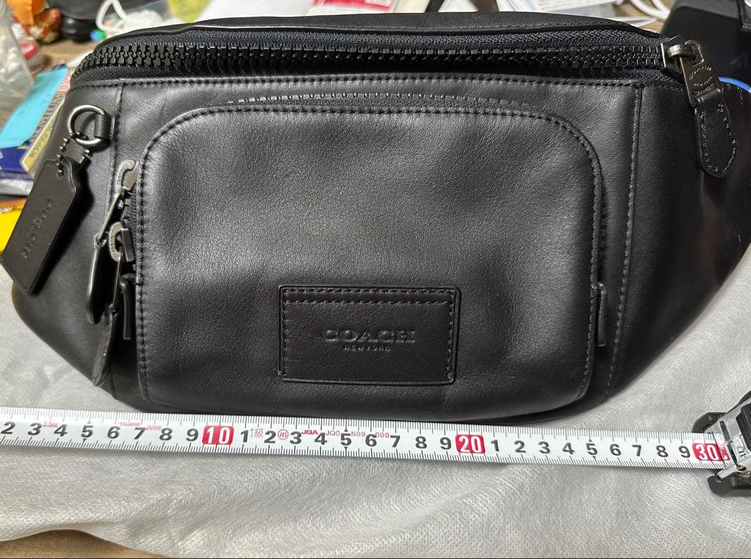COACH ブラック レザーボディバッグ