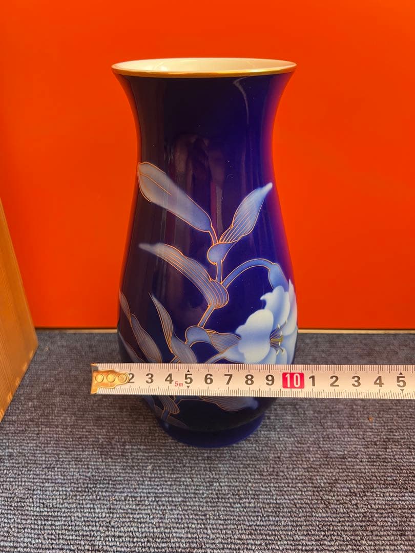 1270  深川製磁　宮内庁御用達　瑠璃地百合金彩　花瓶