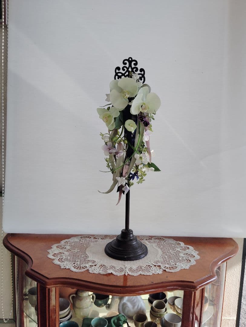 ホワイトアーティフィシャルフラワーアレンジメント　リース　スタンド付き 高さ62