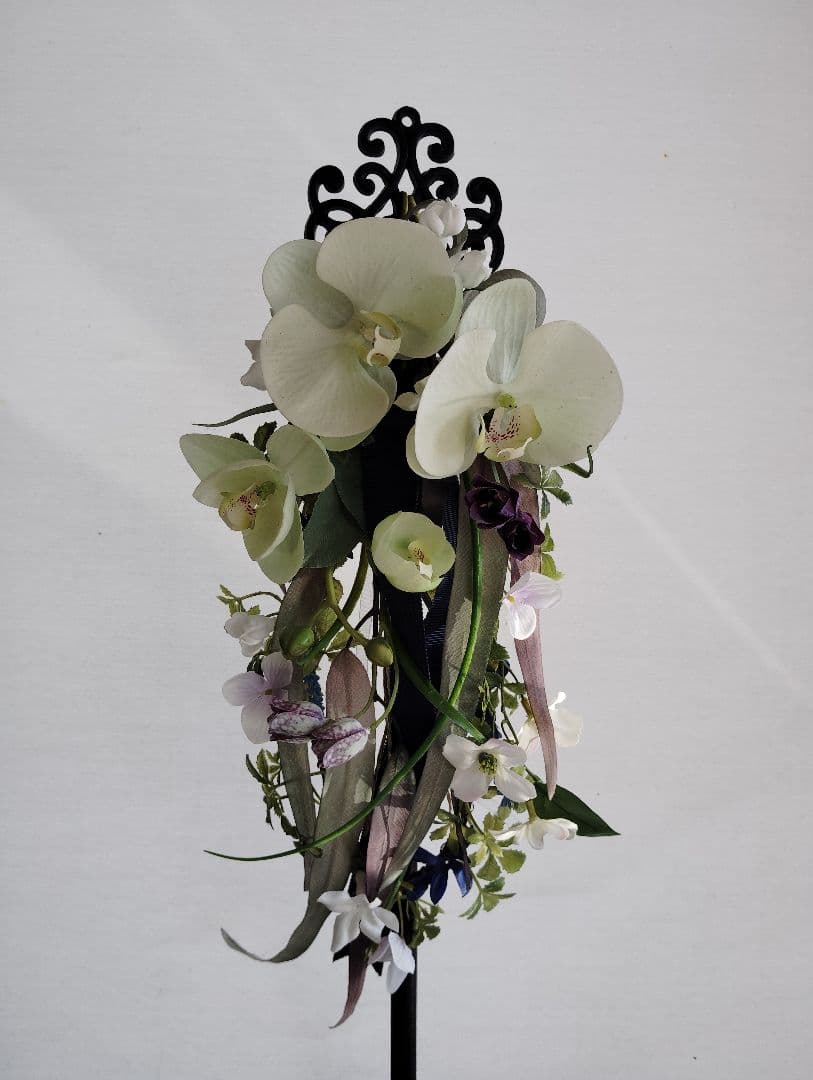 ホワイトアーティフィシャルフラワーアレンジメント　リース　スタンド付き 高さ62