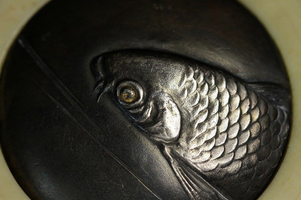 芳民 在銘「泉に泳ぐ鯉」 鏡蓋根付