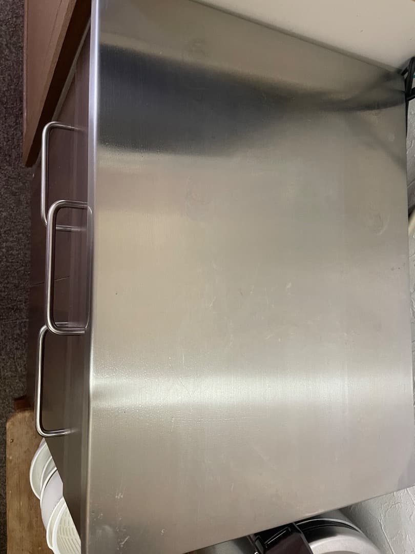 収納棚　下段二種類のゴミ箱入れ