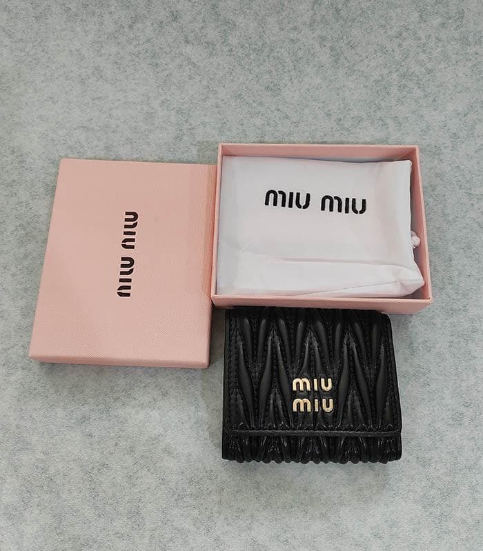 美品✨MIUMIU ブラック 三つ折り財布