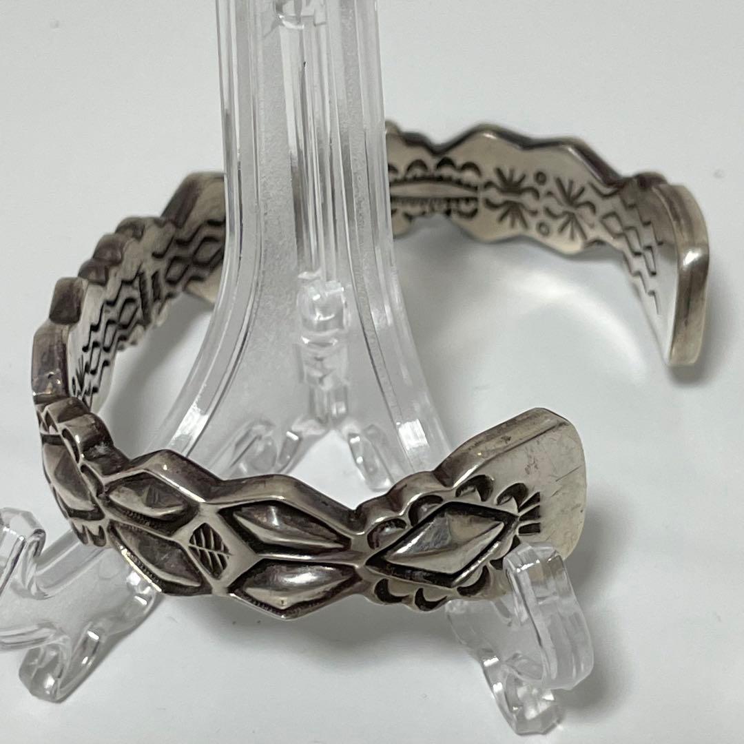 【重厚感】ナバホ族 RAY ADAKAI スタンプワーク バングル