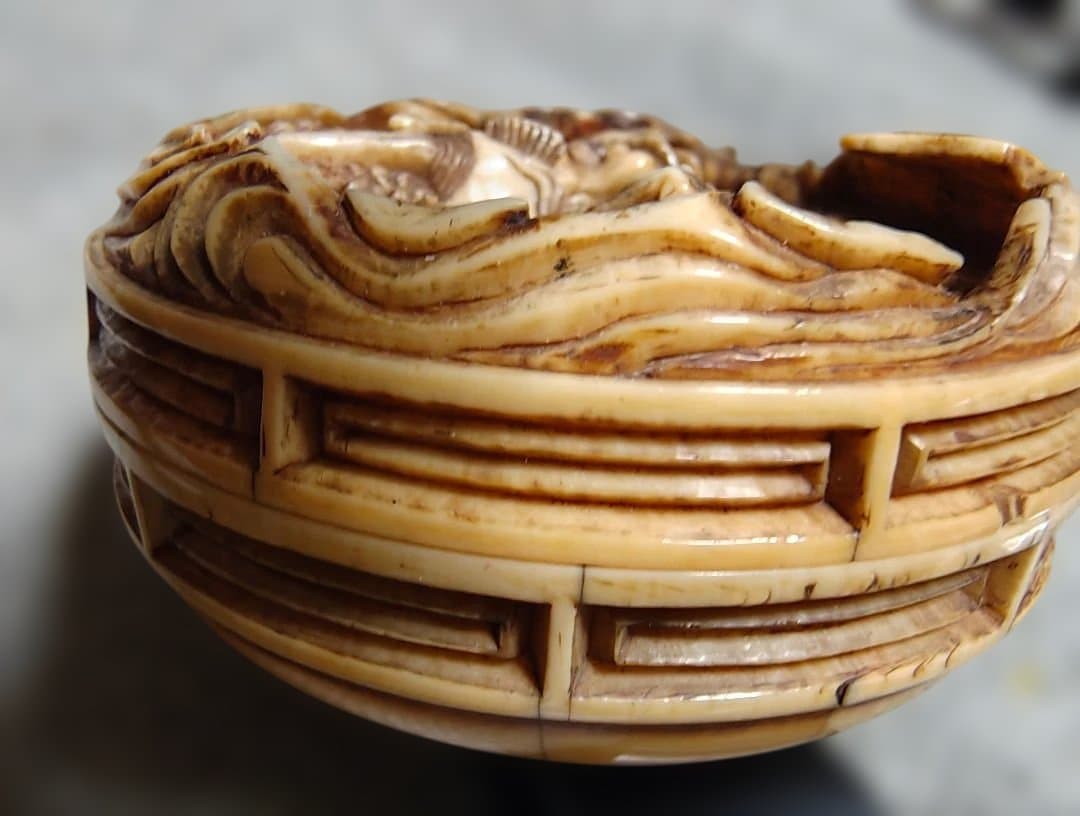 龍*ん様 竜の彫刻の小物入れ　骨董、アンティーク